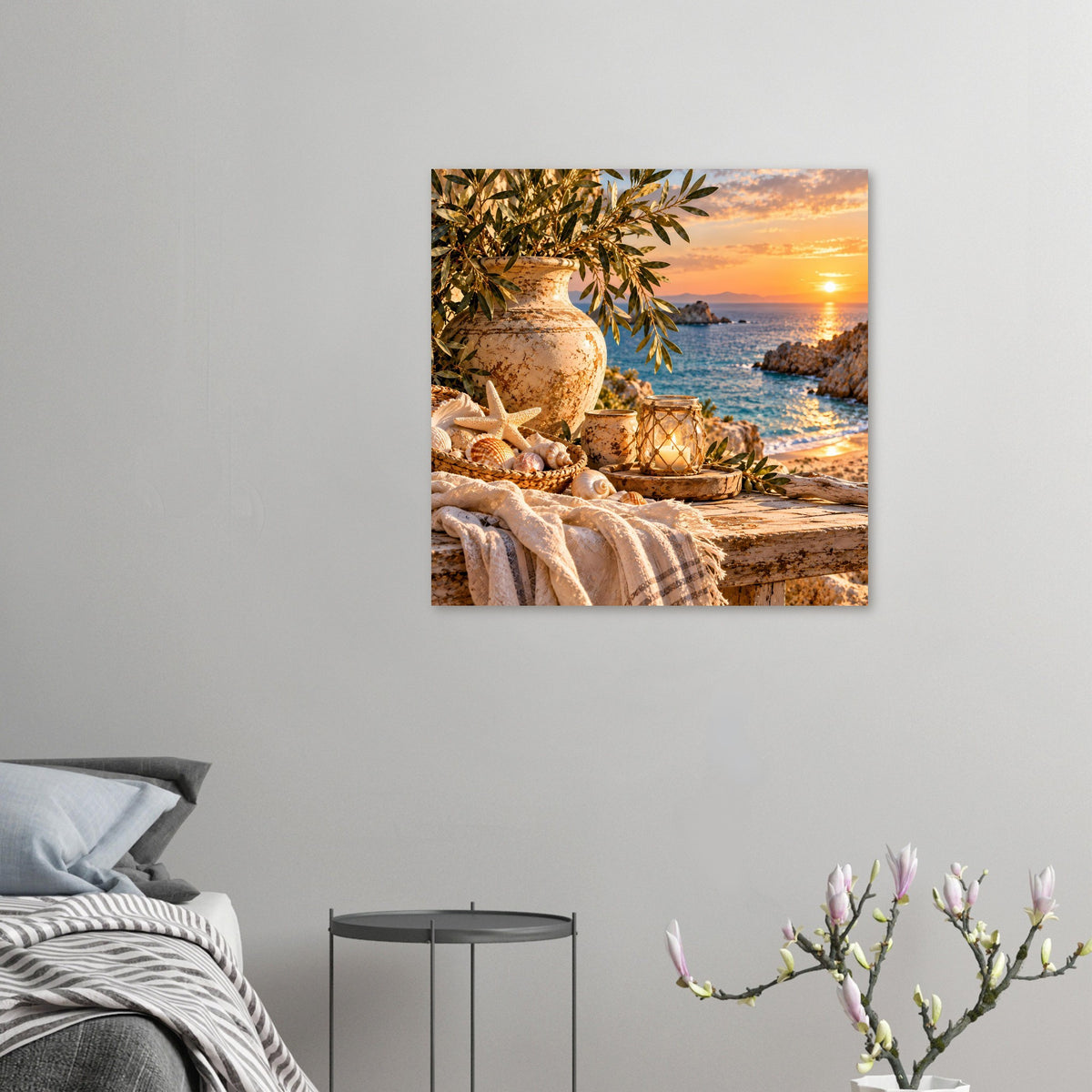 Gerahmtes Küstenbild: Vase mit Olivenzweigen, Muscheln und Seestern am Meer.