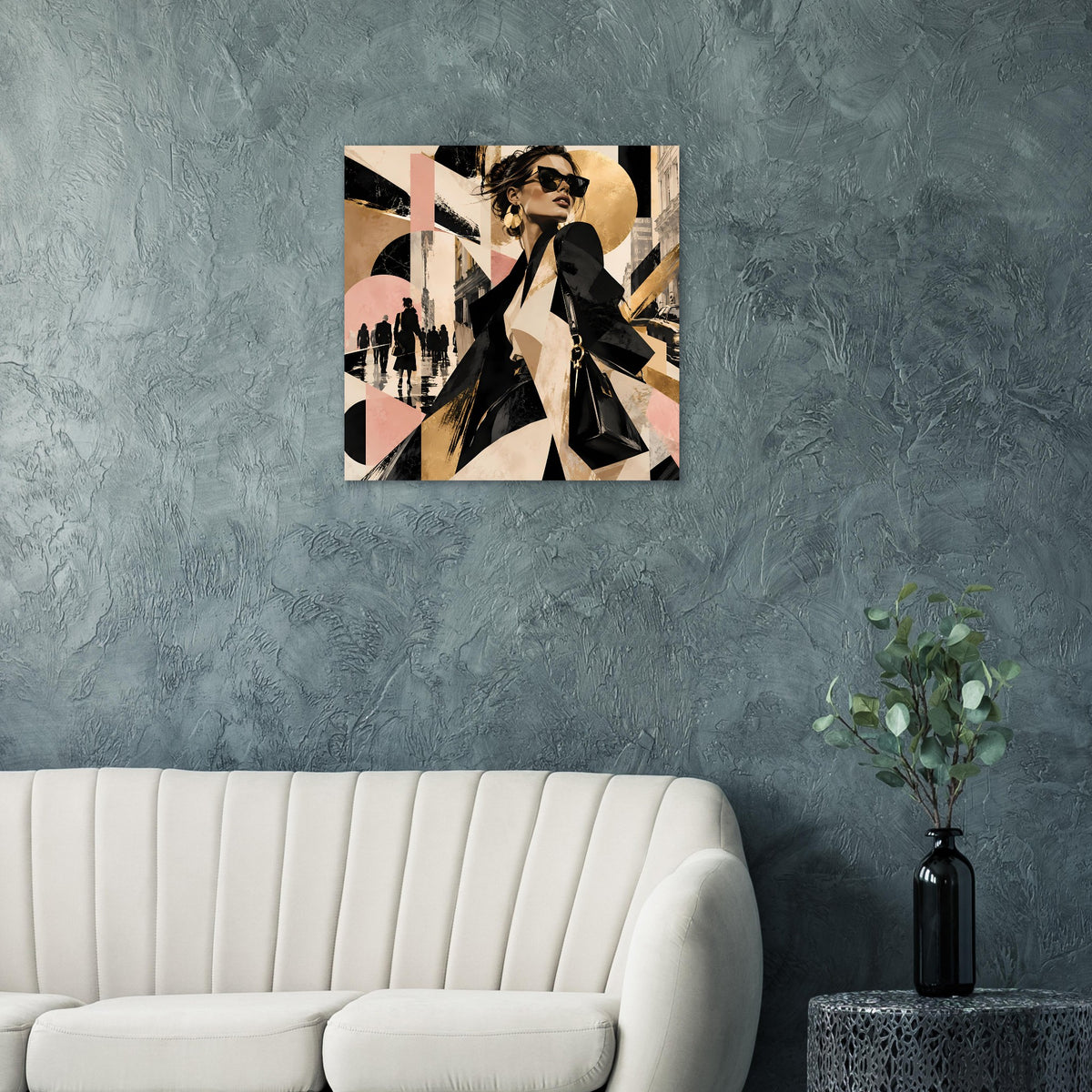 Wandposter mit Mode-Print: Frau im schwarzen Mantel, Stadtmotiv mit geometrischen Farbfeldern