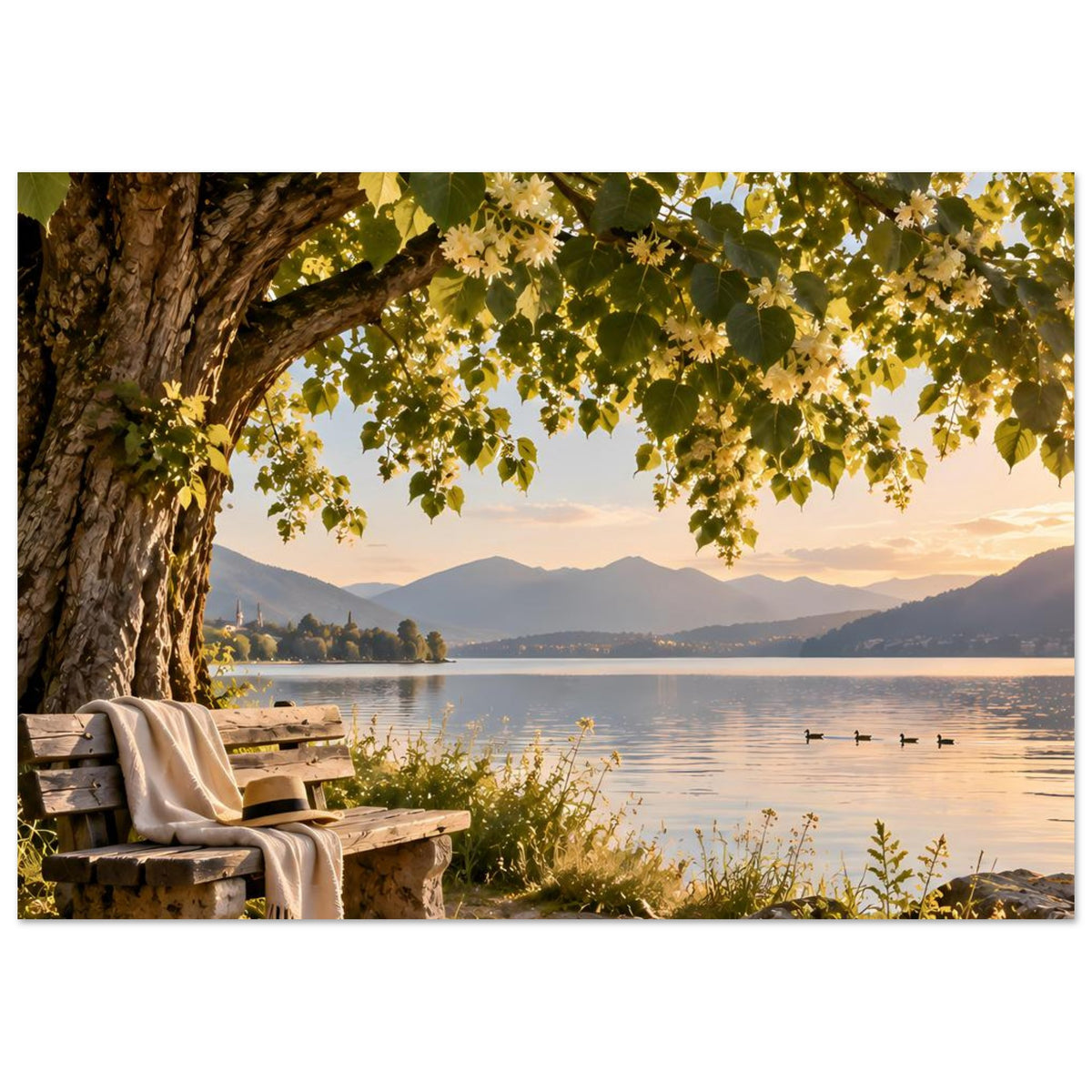 Poster: Baum am Seeufer, Bänke und Wiese am Rand, dazu Hügel und Wasserlinie