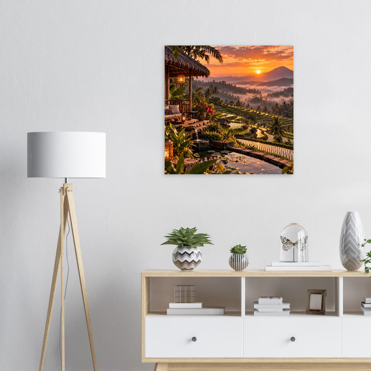 Wandposter mit tropischer Landschaft: Terrassen, Hütte und orangefarbenem Sonnenuntergang