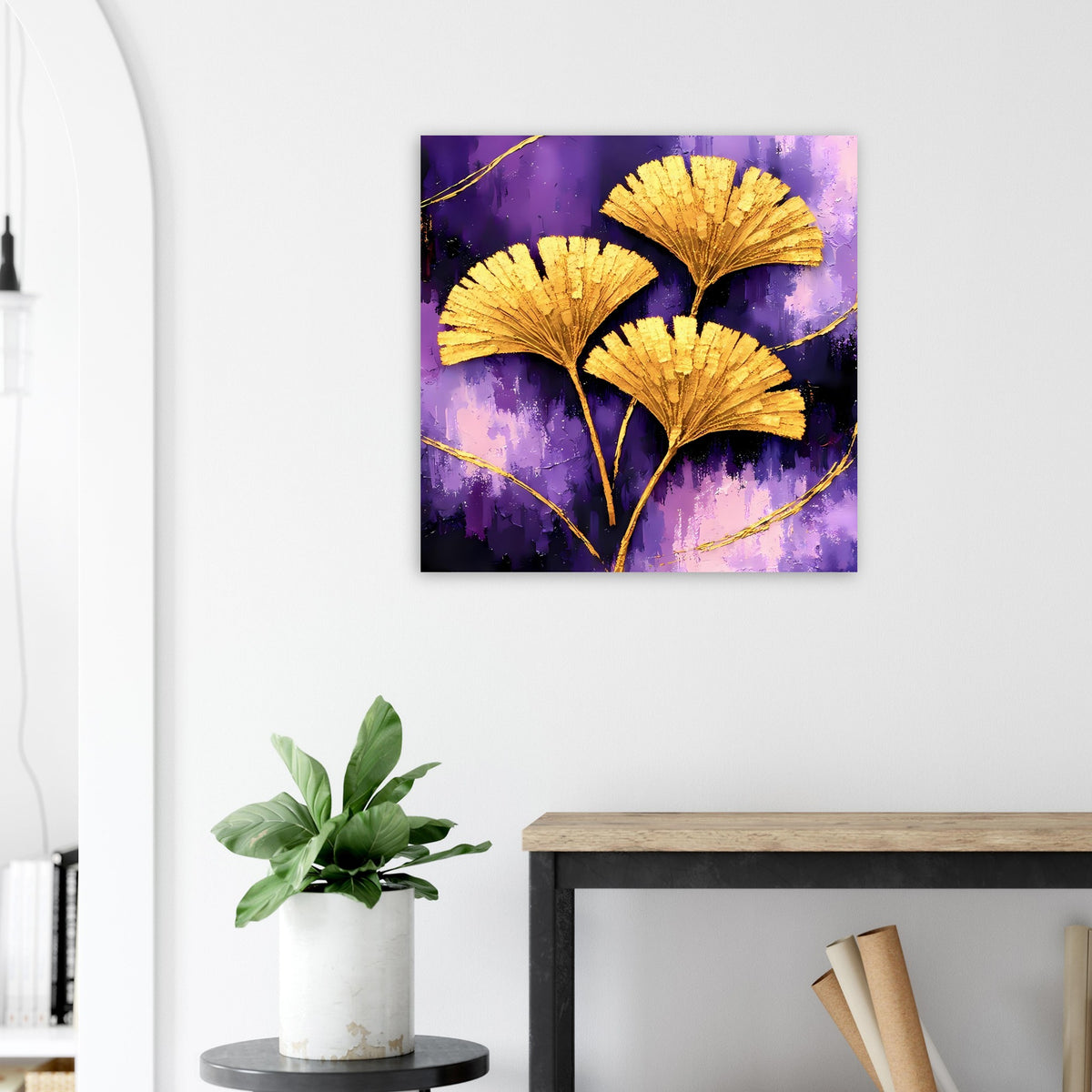 Quadratisches Poster mit goldenen Ginkgo-Blättern auf violettem Farbverlauf, schwarzer Rahmen