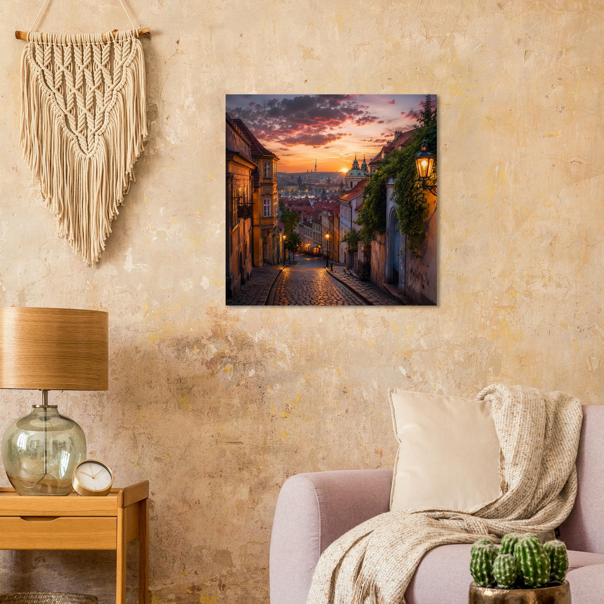 Quadratisches, gerahmtes Poster mit Blick auf eine beleuchtete Gasse im Abendrot