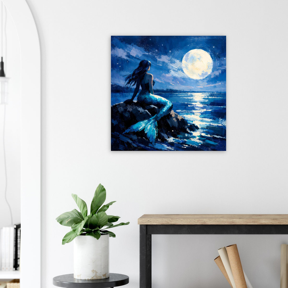 Quadratisches Poster mit Meerjungfraufigur auf Felsriff, Mond und nächtliches Meer