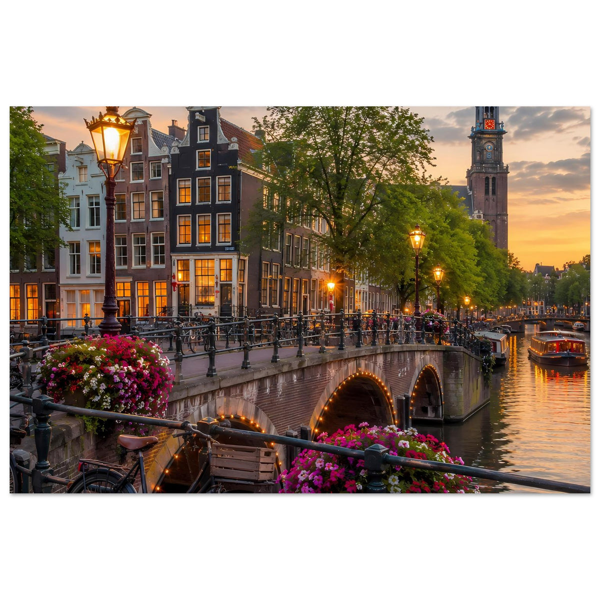 Poster: Amsterdamer Kanal mit Steinbrücke, Laternenlichtern und Kirchturm im Abendlicht
