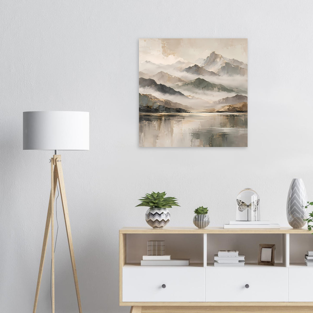 Naturposter mit Berglandschaft, Nebel und spiegelndem See in Beige und Gold