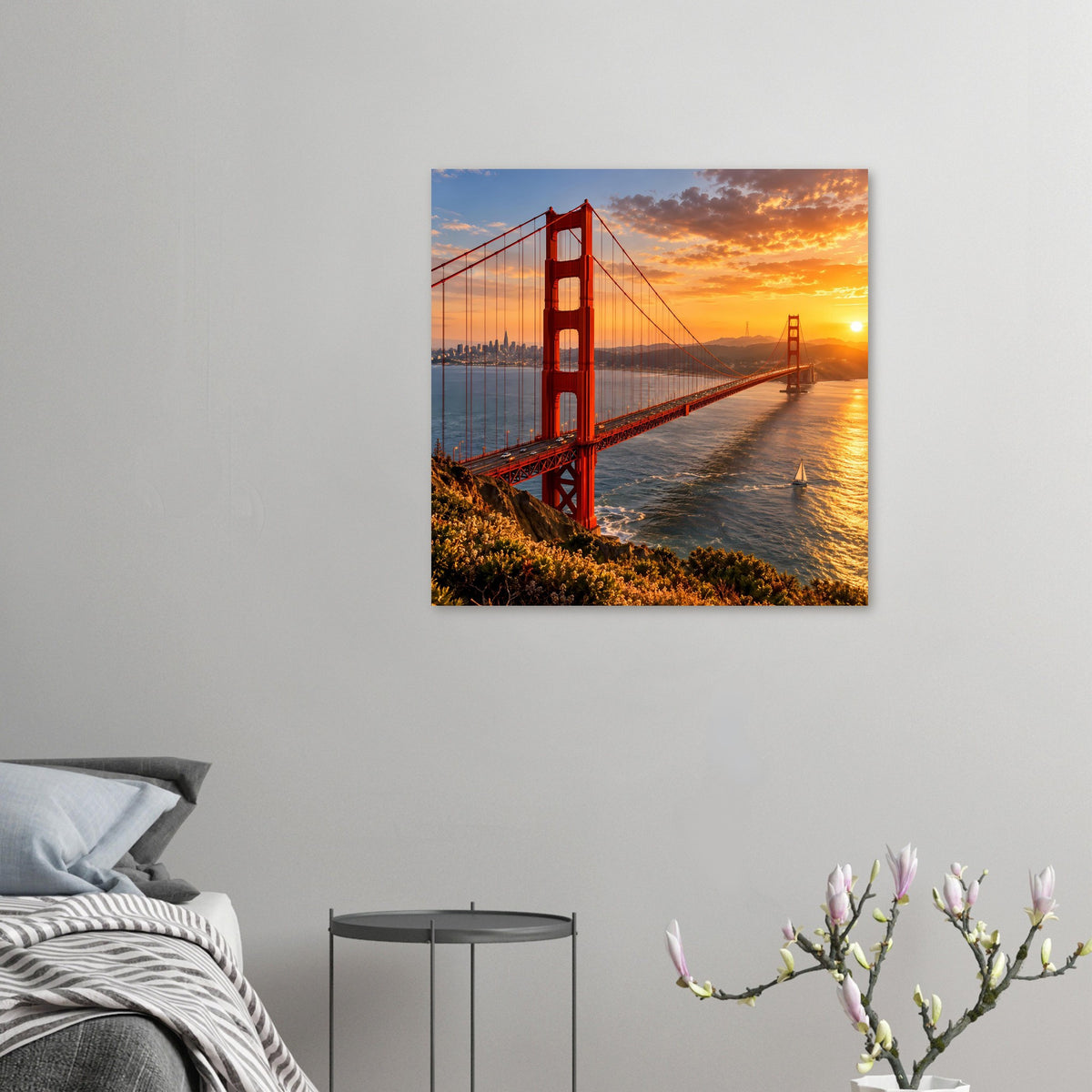 Quadratisches Poster mit roter Hängebrücke bei Sonnenuntergang, Ufer und Meer