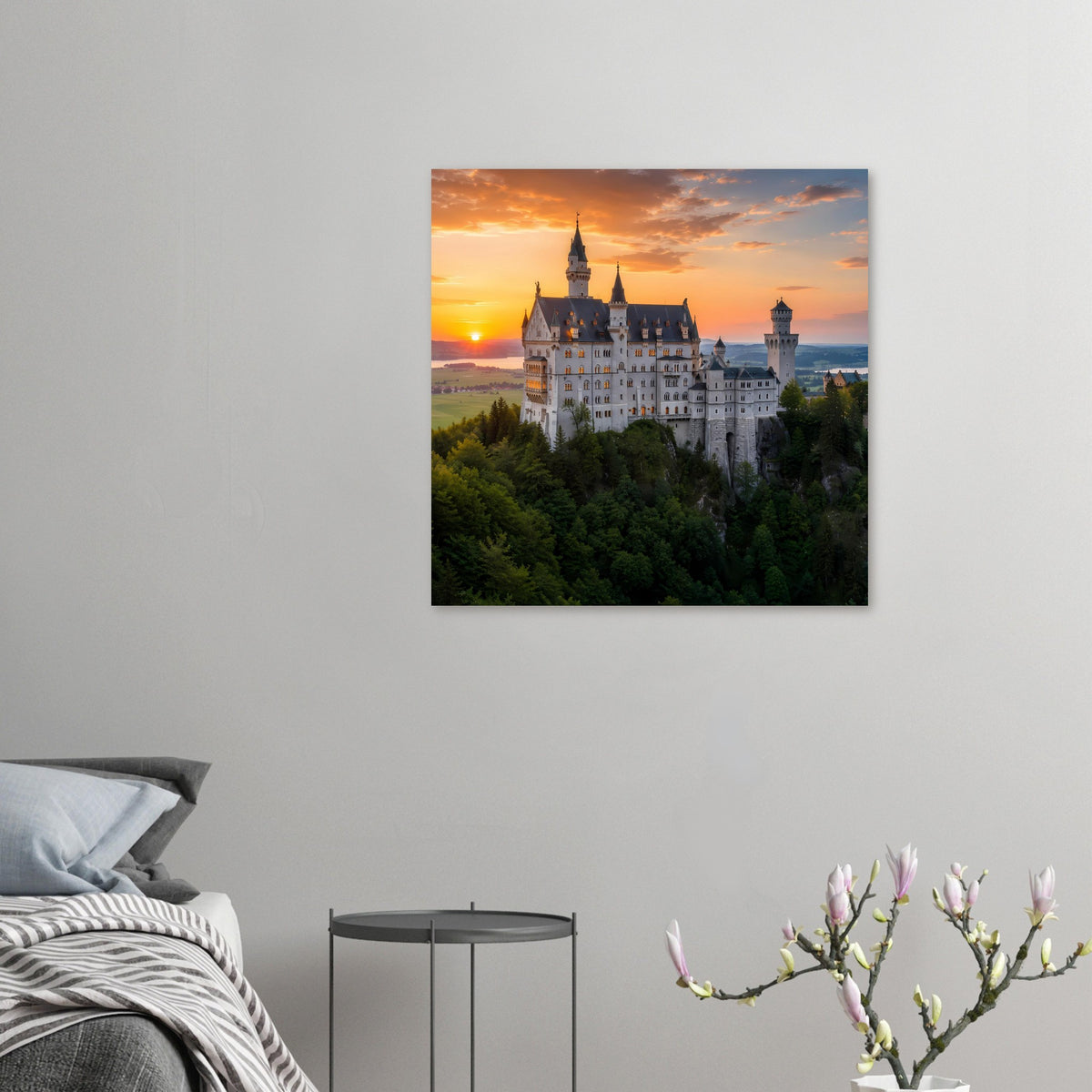 Kleines Schloss-Poster mit weißem Gebäude und Türmen im Sonnenuntergang, Waldansicht