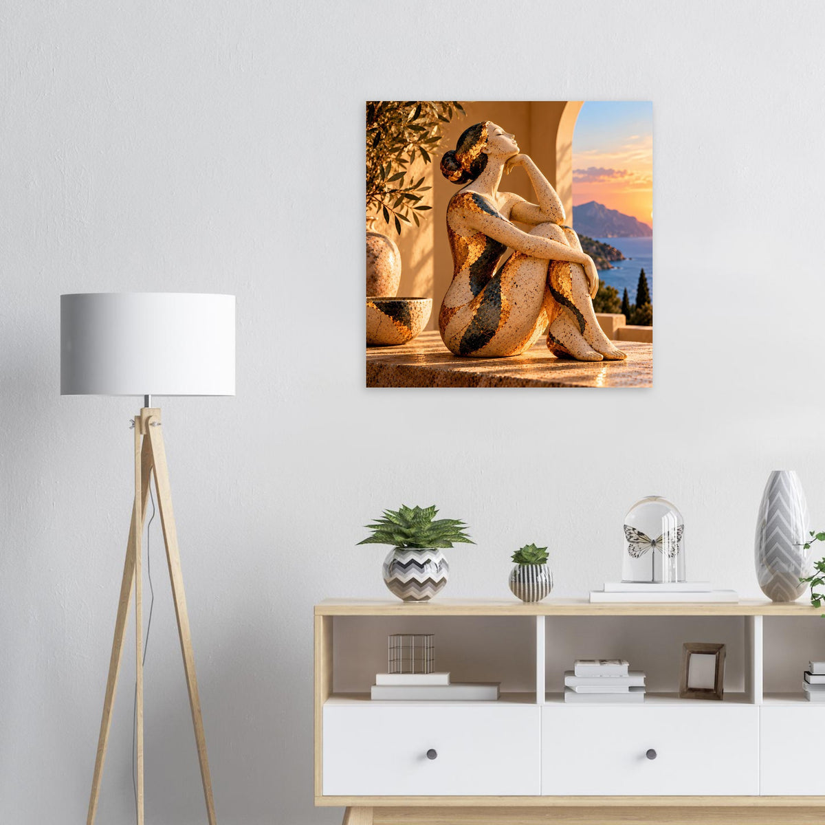 Poster mit sitzender Frauenskulptur, goldbraune Farbtöne, Küste und Himmel über den Bergen