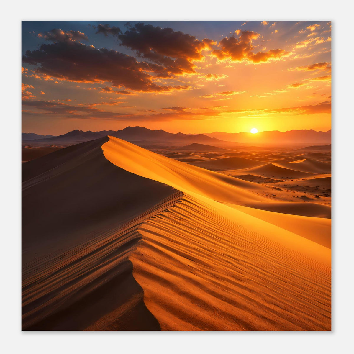 Gerahmtes Poster mit Wüstenszene bei Sonnenuntergang, Dünenkämme und orange Wolken