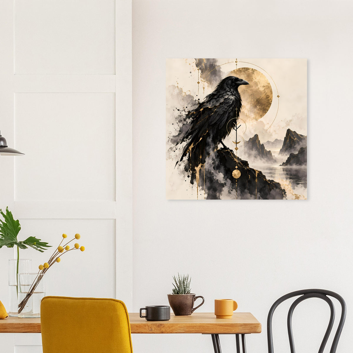 Wandposter mit schwarzem Raben, goldener Schmuckkugel und Bergsilhouetten im Hintergrund
