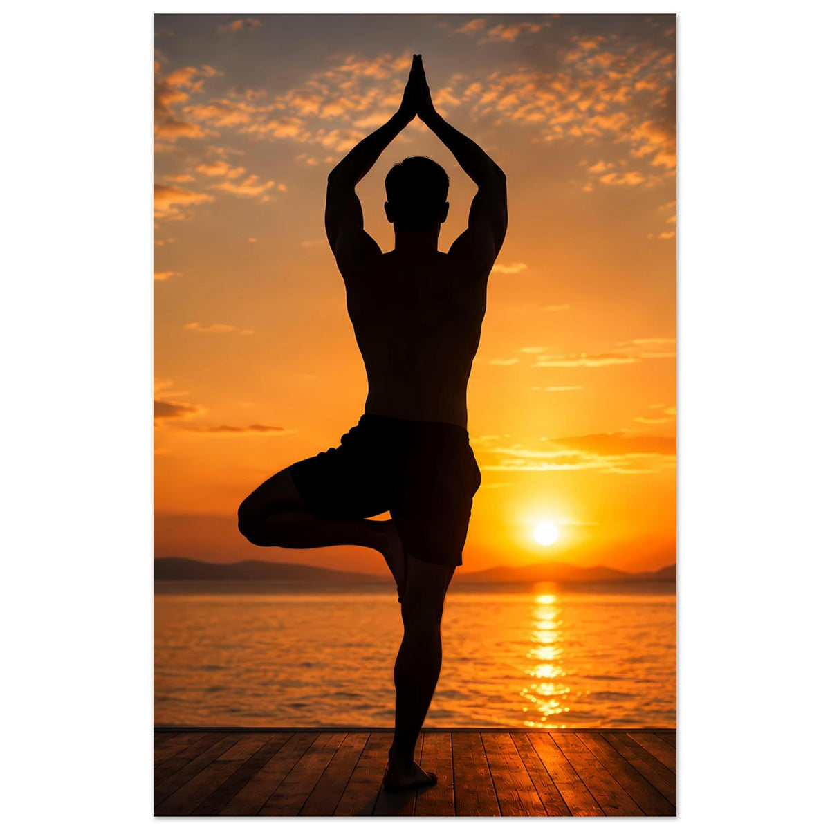 Yoga-Poster, zentrale Silhouette im Einbein-Stand mit gebogenen Armen über dem Kopf, goldener Sonnenuntergang