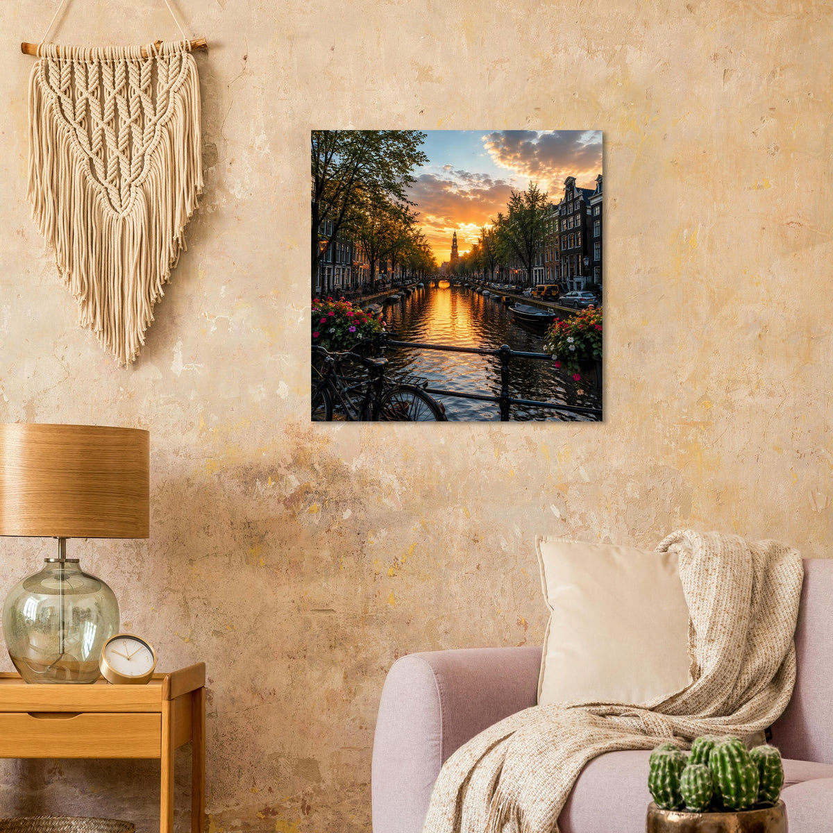 Quadratisches Poster mit beleuchtetem Kanal und Reihenhäusern im goldenen Abendhimmel
