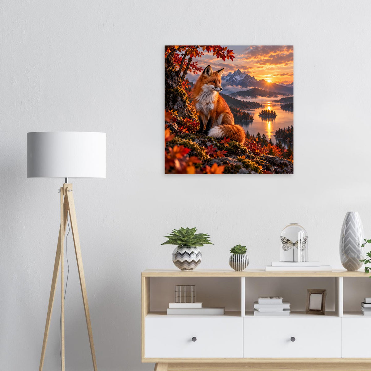 Quadratisches Poster: sitzender Fuchs auf orange-braunem Herbstlaub am See
