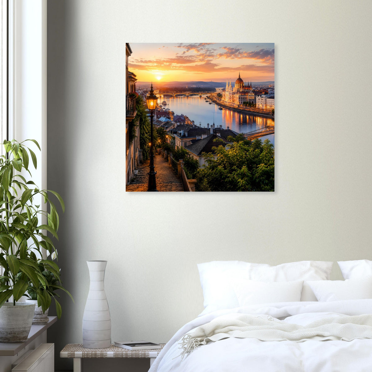 Wandposter mit Blick in eine Gasse am Fluss, Sonnenuntergang über der Stadt