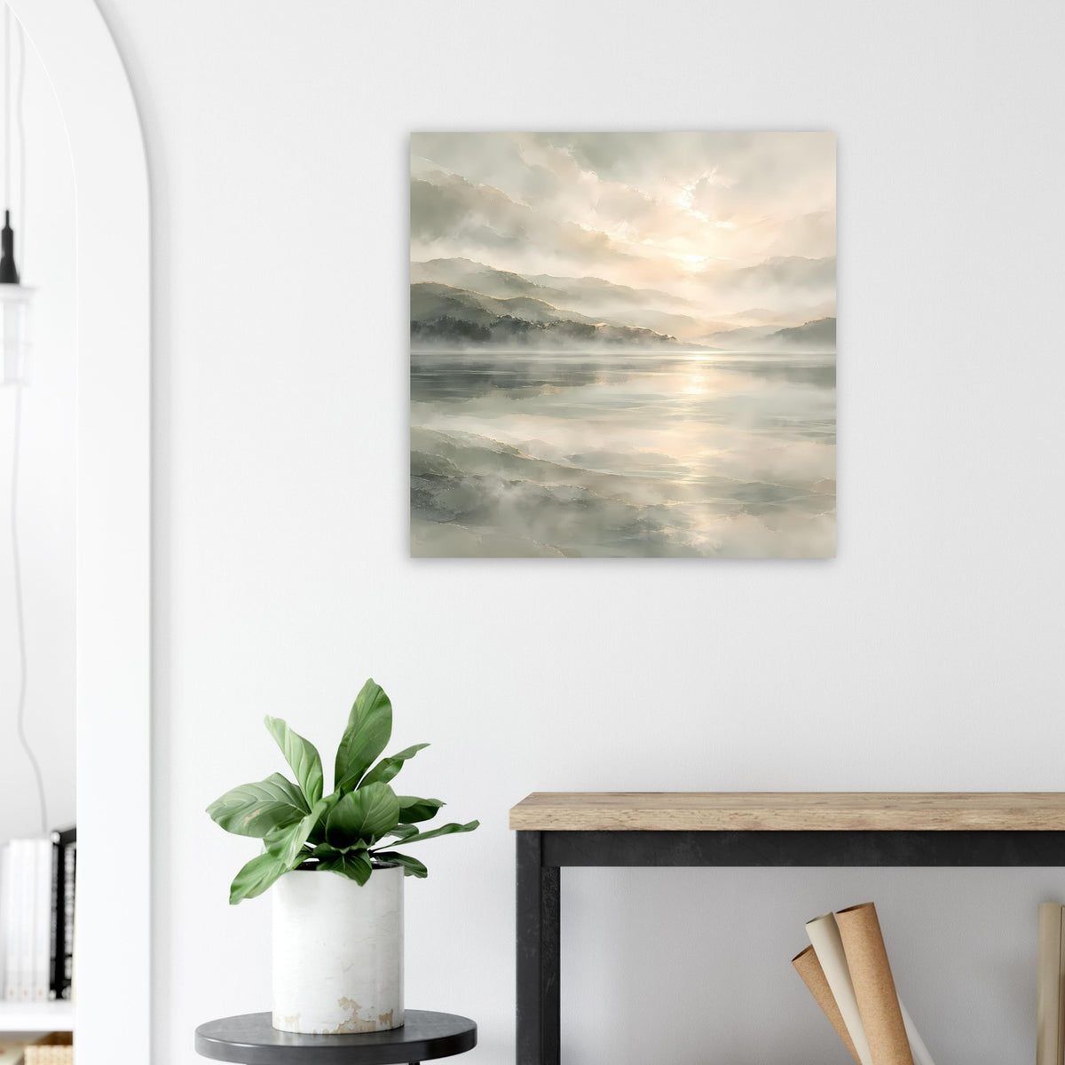 Quadratisches Poster mit Blick auf Bergufer, Nebel und goldenem Licht am See