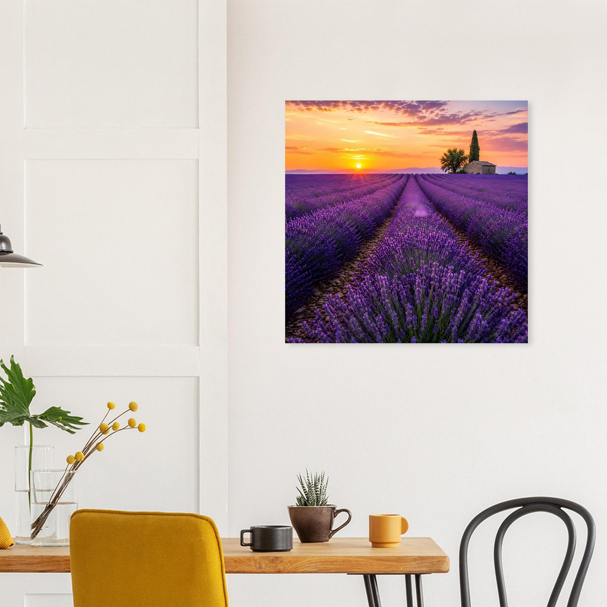 Quadratisches Lavendelfeld-Poster mit violetten Reihen, warmem Sonnenuntergang und Kirchturm