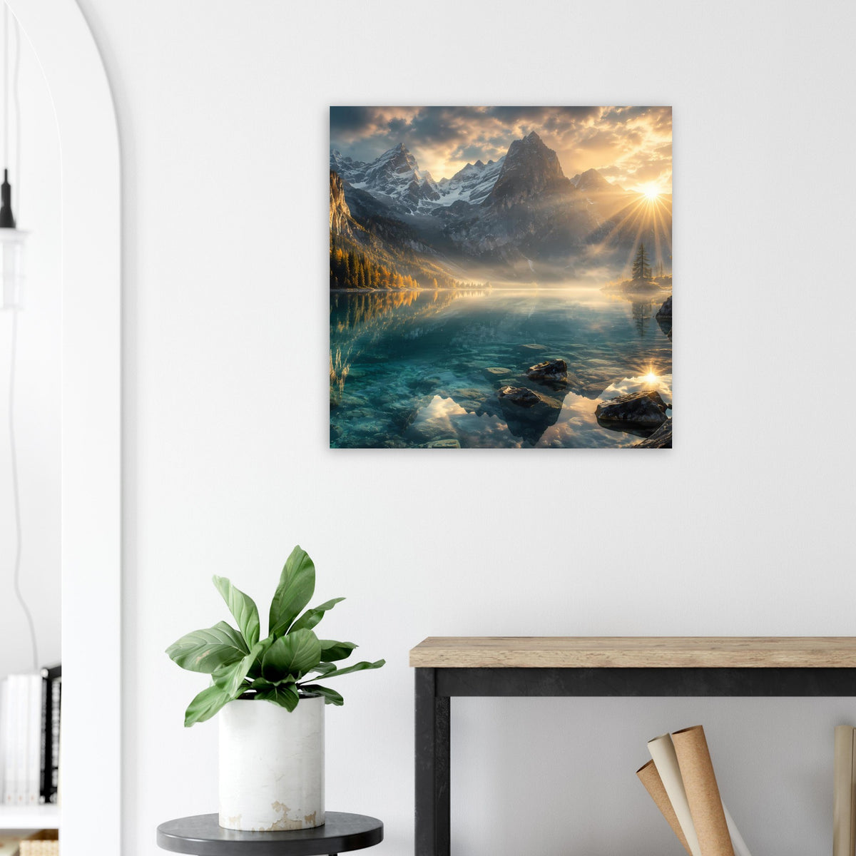 Quadratisches Poster mit Bergsee und Sonnenstrahlen, gerahmt an weißer Wand