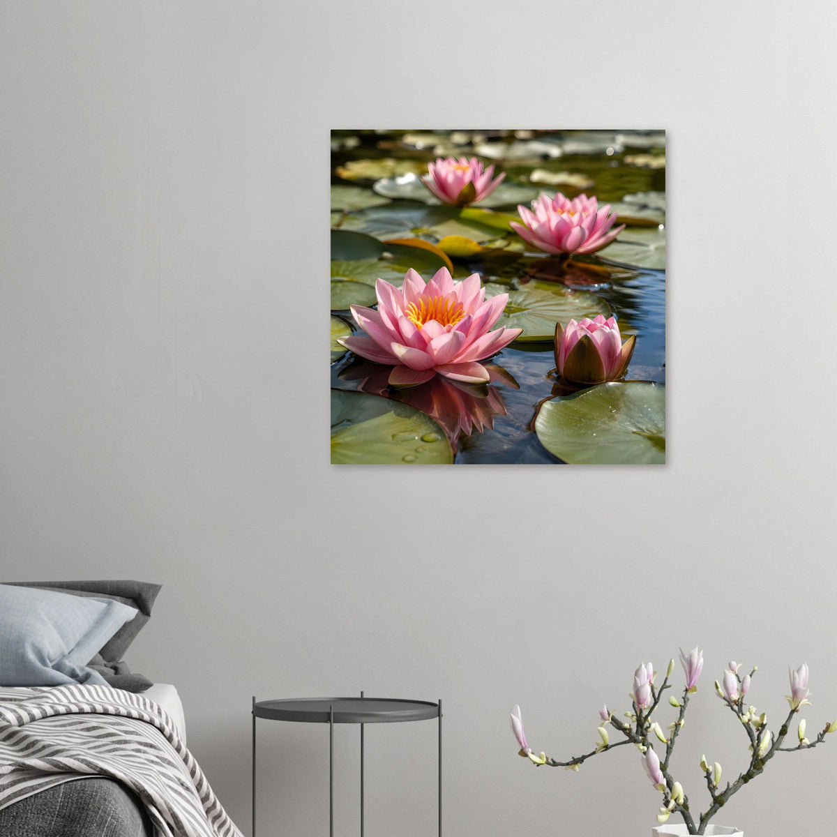 Quadratisches Wandposter mit drei rosa Seerosen und grünen Blättern im Wasser