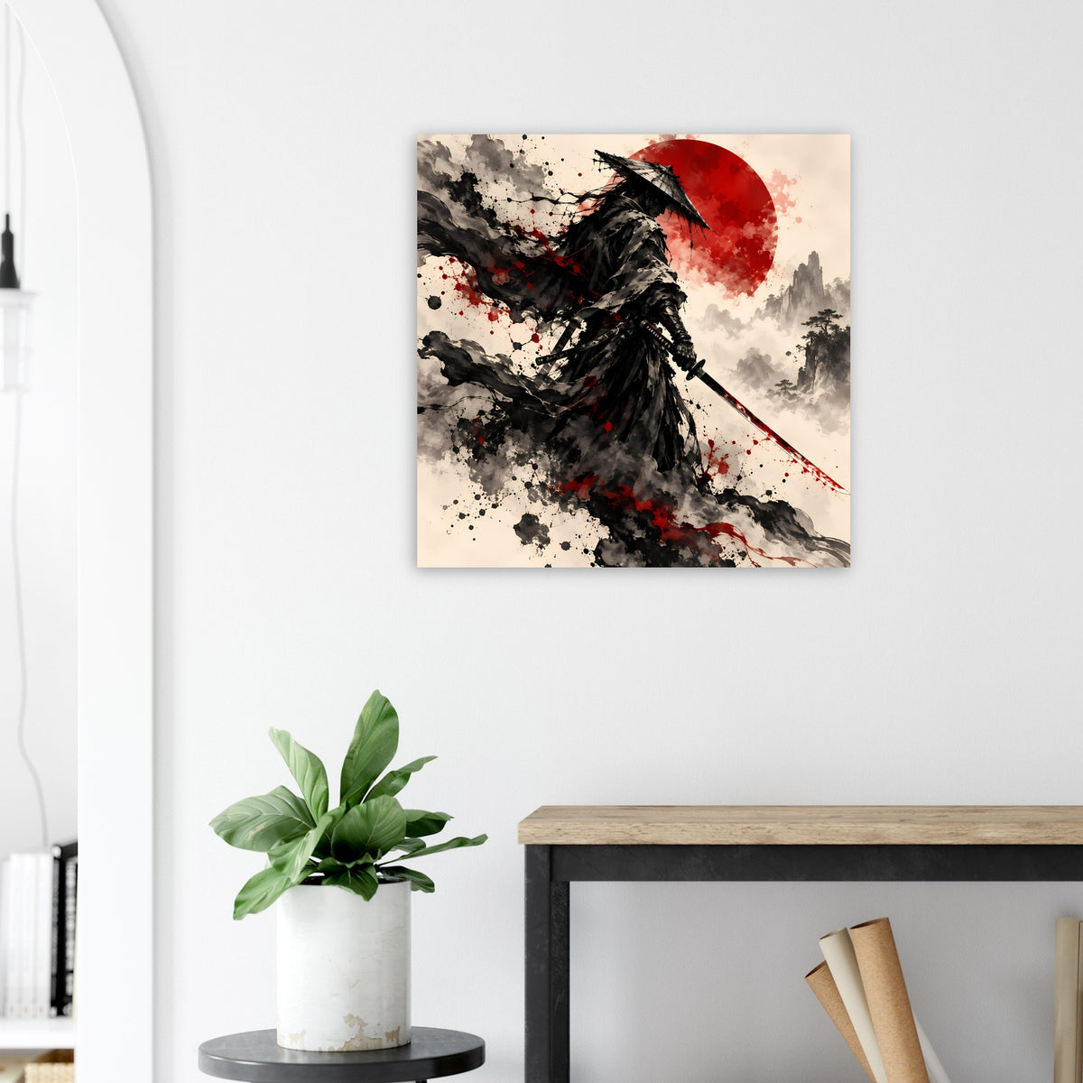 Poster mit laufendem Samuraikrieger in Schwarz und Rot, roter Sonne und rußiger Sprühstruktur