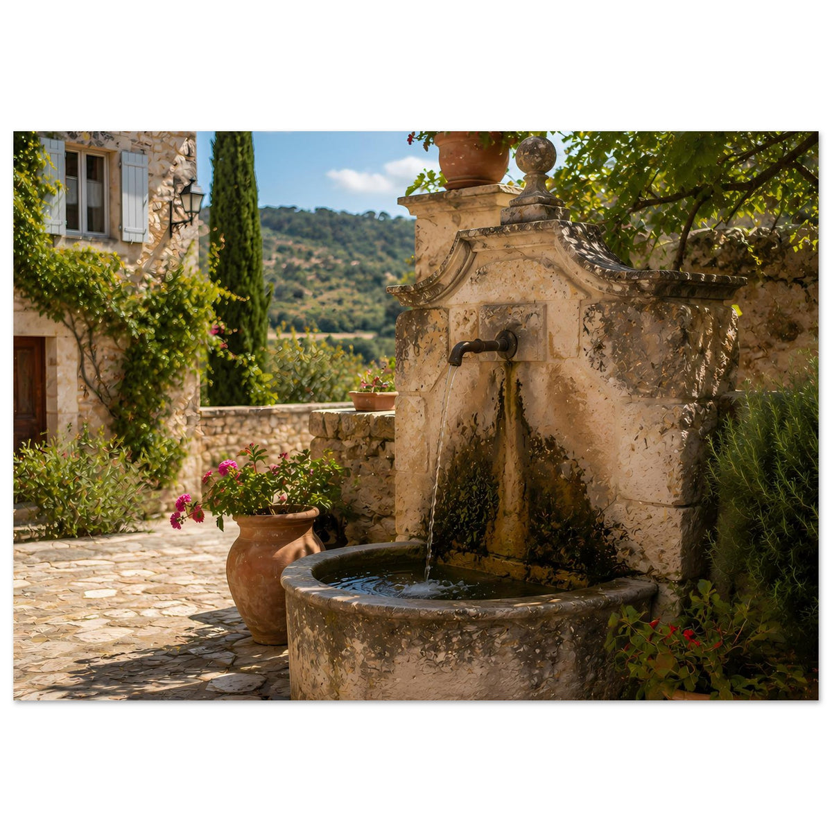 Fotoposter: mediterraner Steinspringbrunnen mit Wasserbecken, Blumen und rankenden Sträuchern