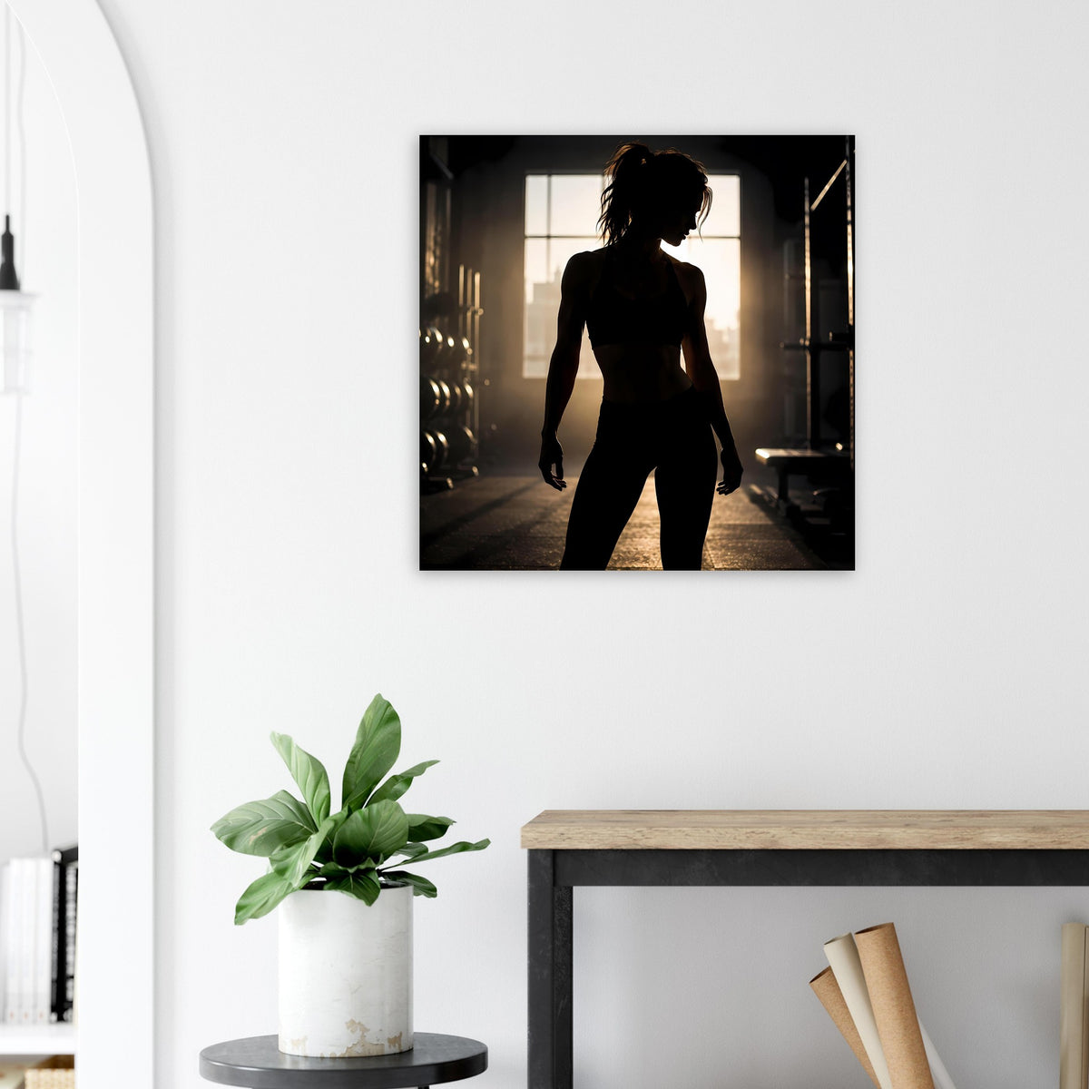 Rechteckiges Poster: schwarze Sportlerin-Silhouette im Gegenlicht eines Korridors, schwarz gerahmt
