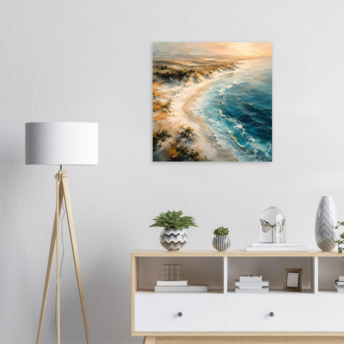 Meerstrand-Poster mit geschwungener Küstenlinie, türkisblauem Meer und Abendlicht