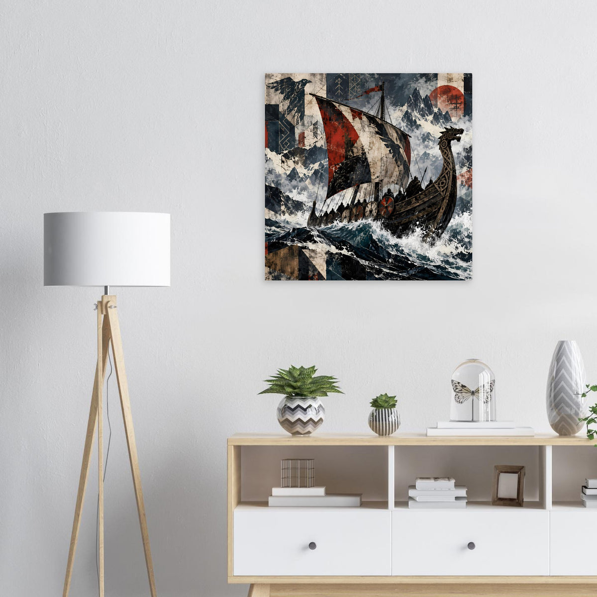 Quadratisches Poster mit Wikinger-Langschiff auf rauer See, roter Segelfahne und Mondmotiv