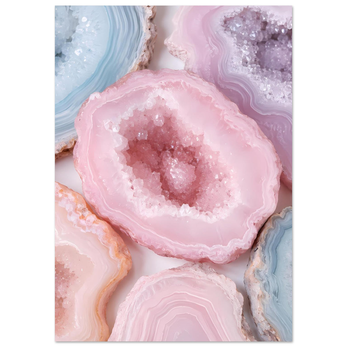 Poster: Nahansicht pastellfarbene Geoden in Rosa, Lila und Hellblau mit kristalligem Glanz