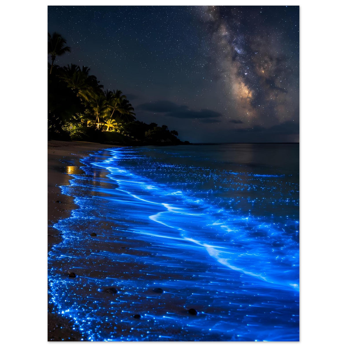 Leuchtendes Meer Poster: blaue Leuchtwellen an der Küste bei Nacht mit Sternenhimmel