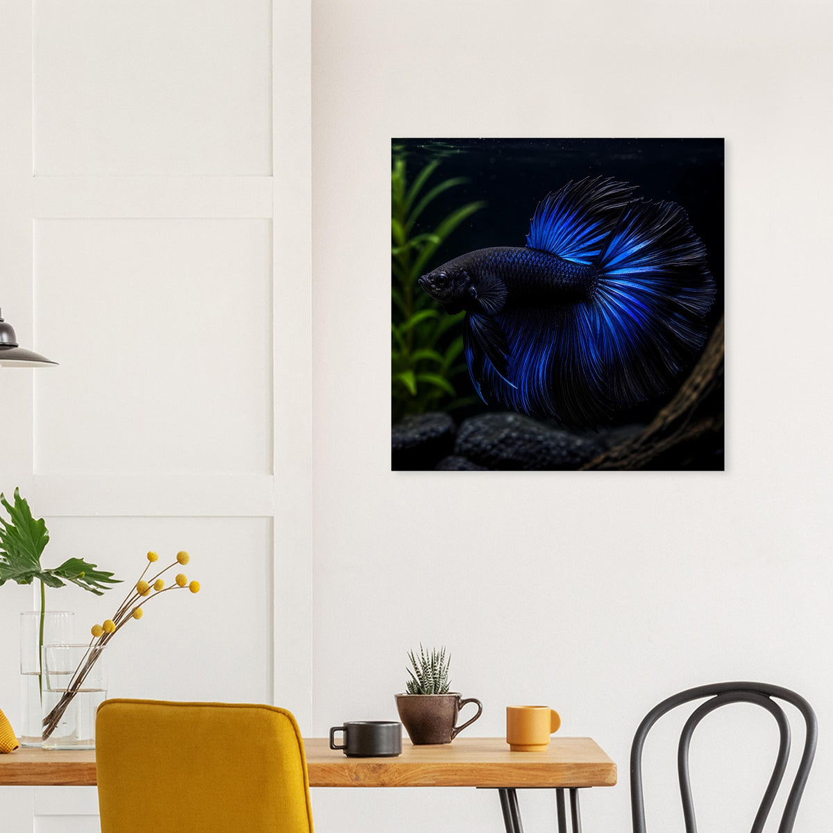 Quadratisches Poster mit blau leuchtendem Betta-Fisch, schwarzer Rahmen