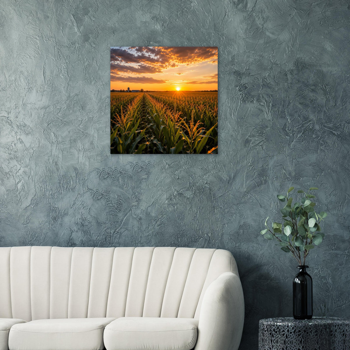 Quadratisches Poster mit Sonnenuntergang über Maisfeld, warmes Licht und Wolken