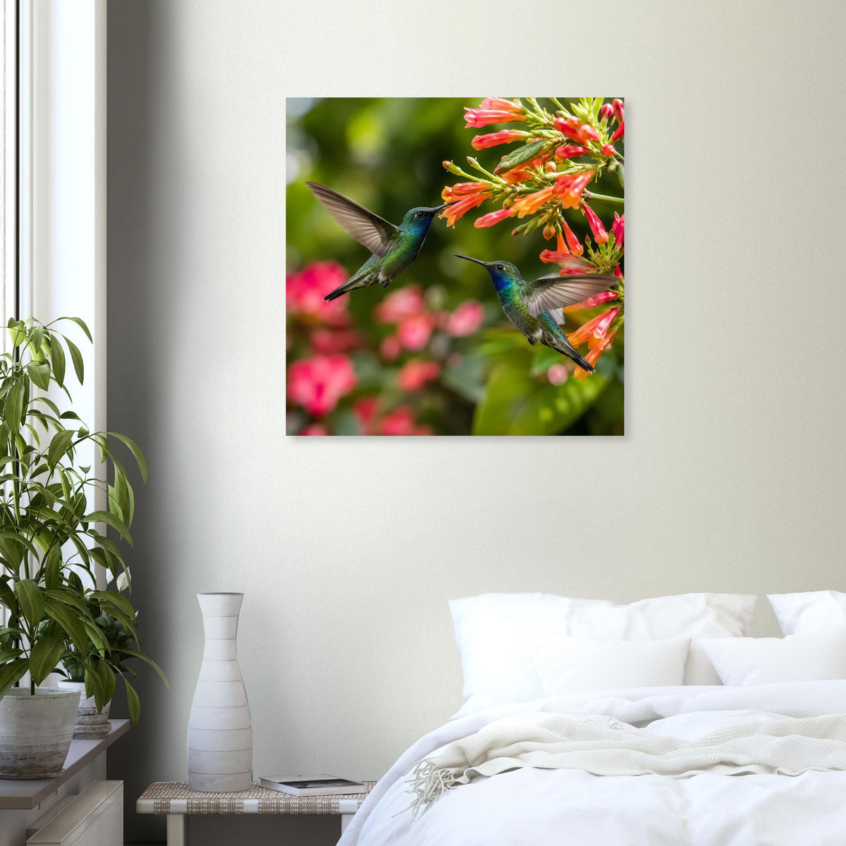 Quadratisches Poster mit Kolibris vor Blüten in Grün und Pink