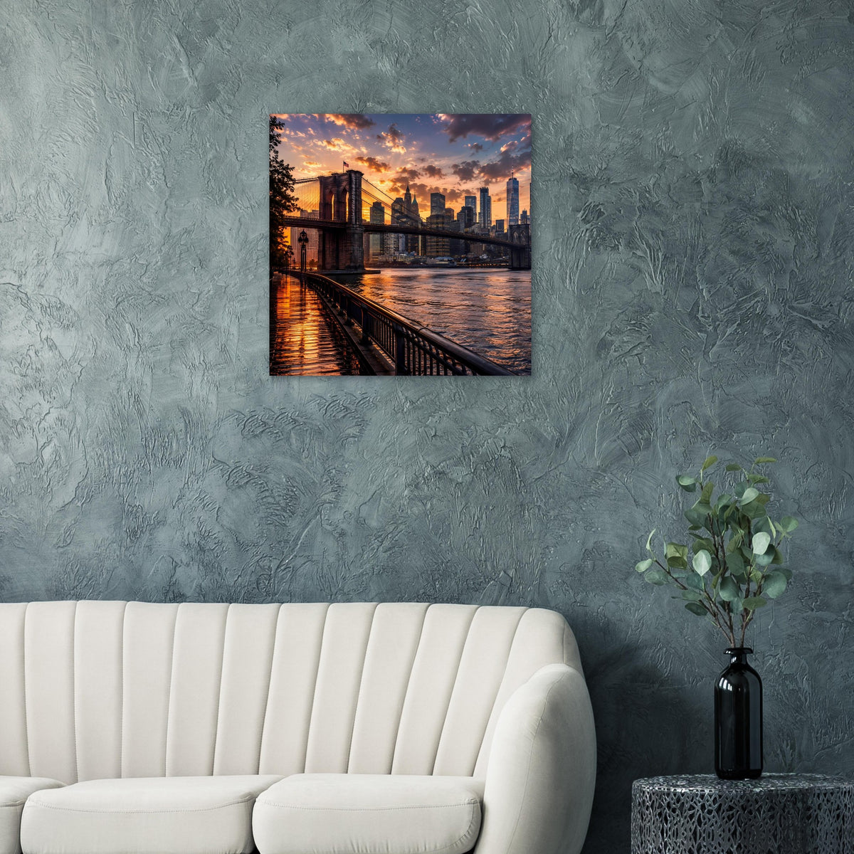 An der Wand hängendes Poster mit Brooklyn Bridge, Fluss und Manhattan-Skyline im Abendlicht