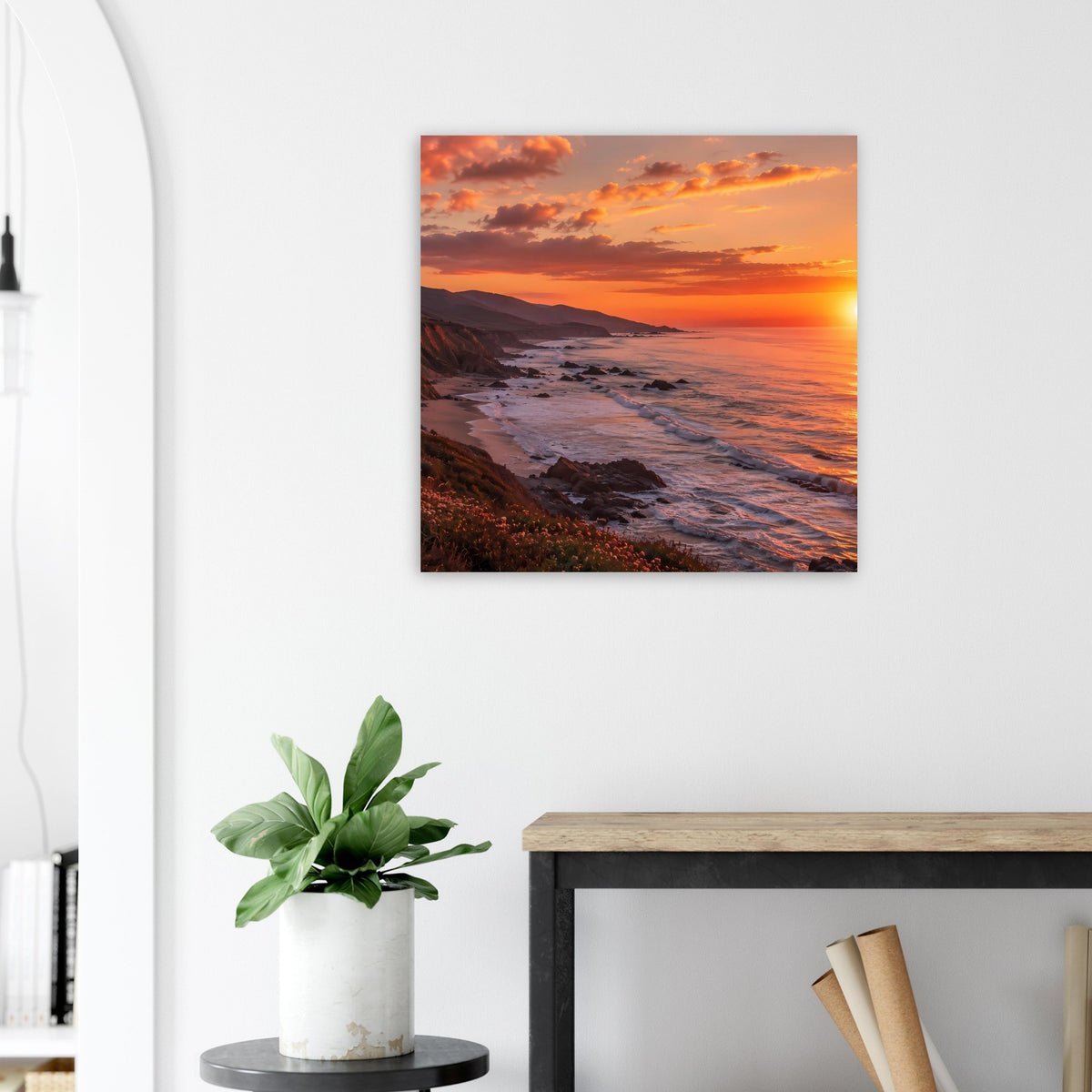 Quadratisches Poster mit Küstenlinie, Wellen und Sonnenuntergang in warmen Orange-Nuancen