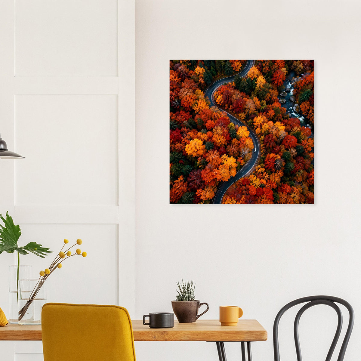 Quadratisches Premium-Poster: kurvige Straße durch dichtes Herbstlaub, lebendige Farbmischung