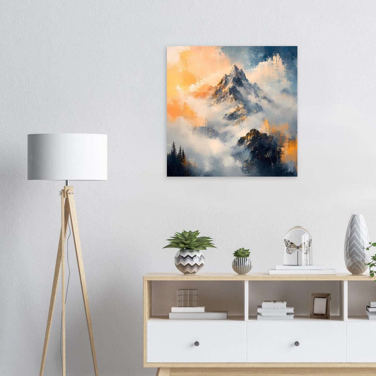 Majestätische Bergträume Poster: schneebedeckter Berg mit Wolken und orangefarbenen Akzenten