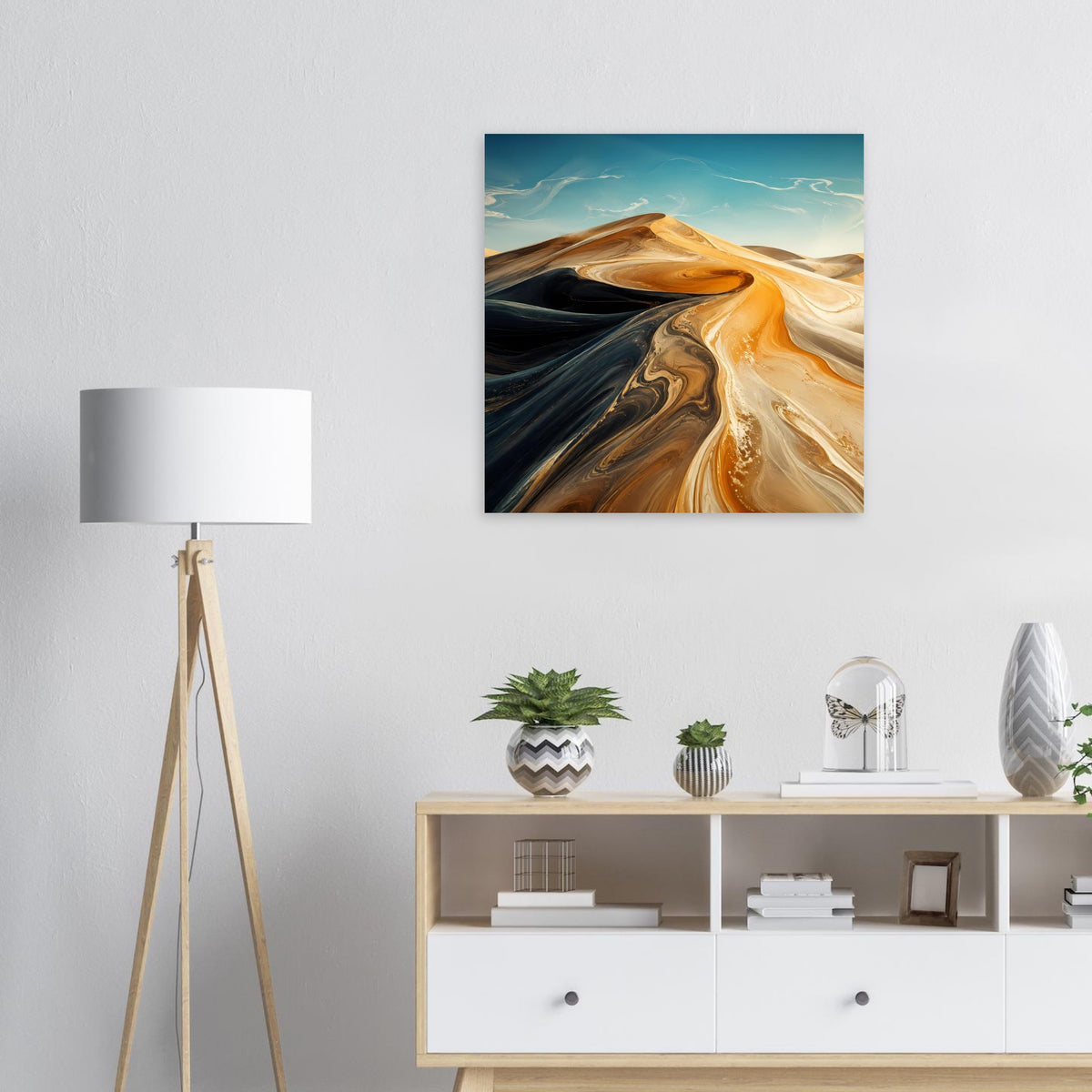 Abstraktes Poster im Rahmen mit Wüstenwellen: orange-goldener Sand, dunkle Schlieren, blau