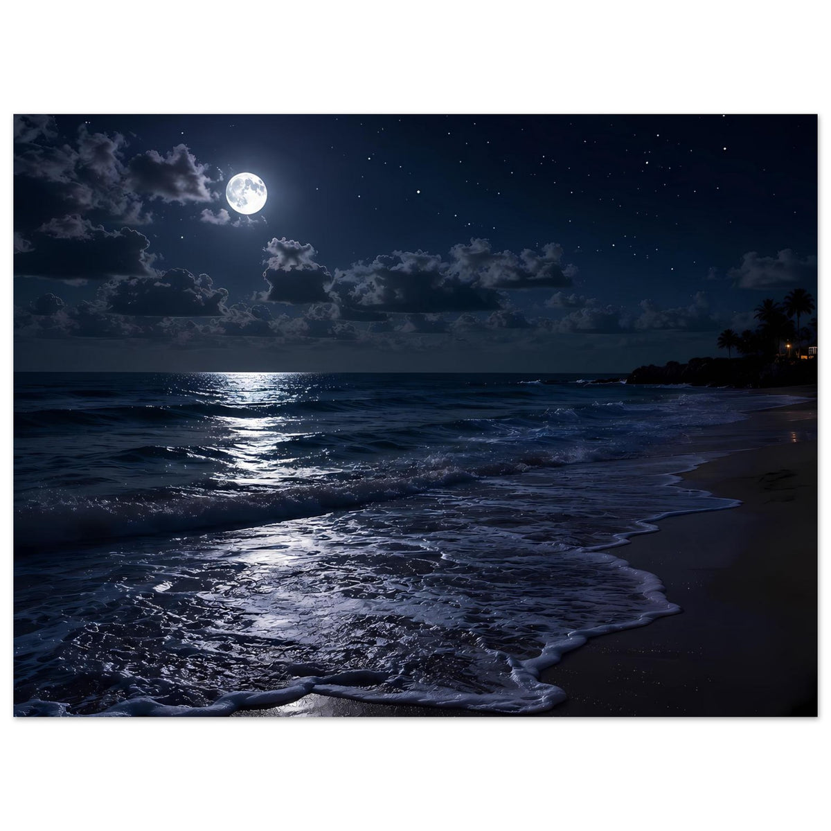 Strandposter mit Vollmond am Himmel, dunkle Wolken und glitzernde Wellen am Ufer