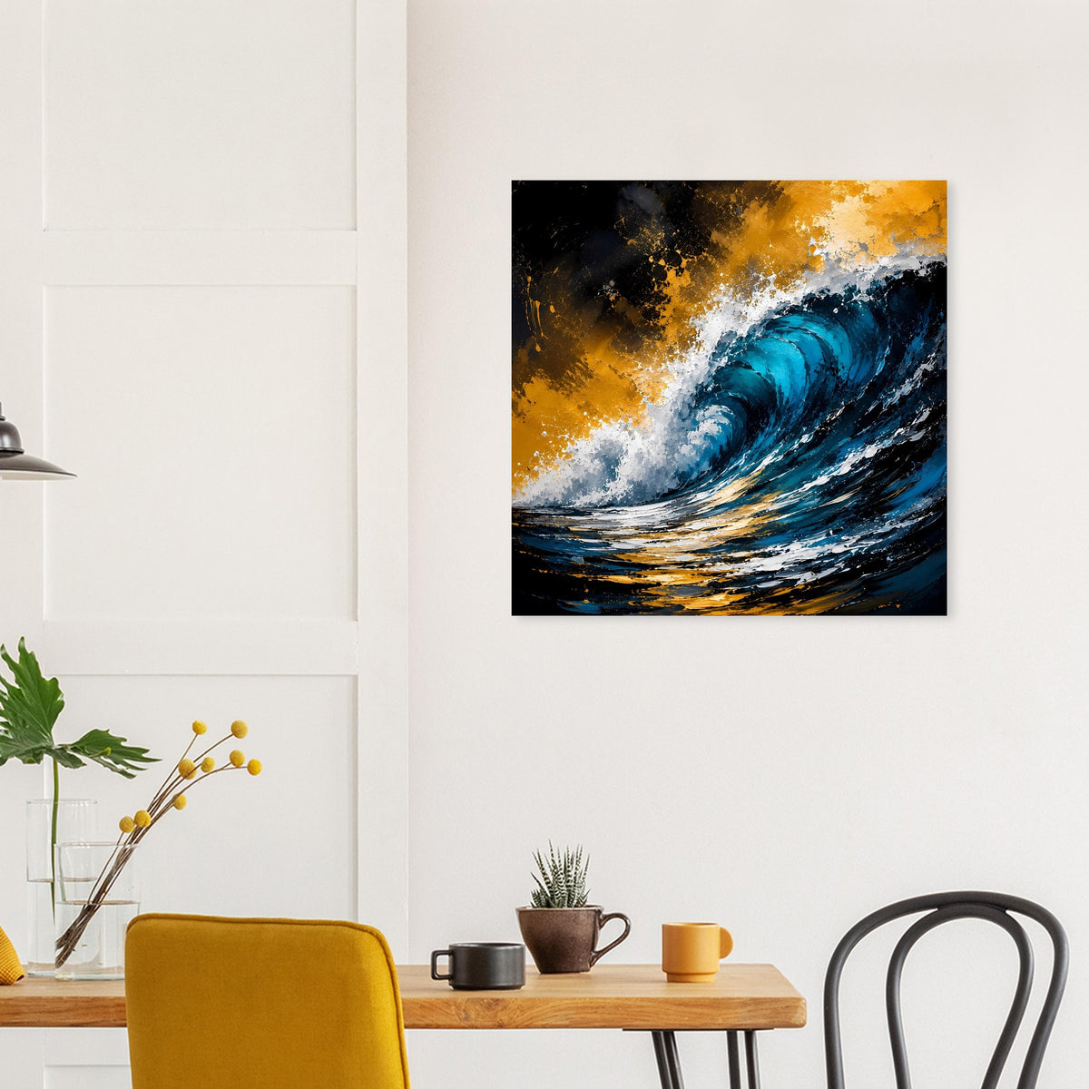 Meereswellen-Poster mit blauem Wasserwirbel, goldenen Spritzern und weißem Schaum, schwarz gerahmt