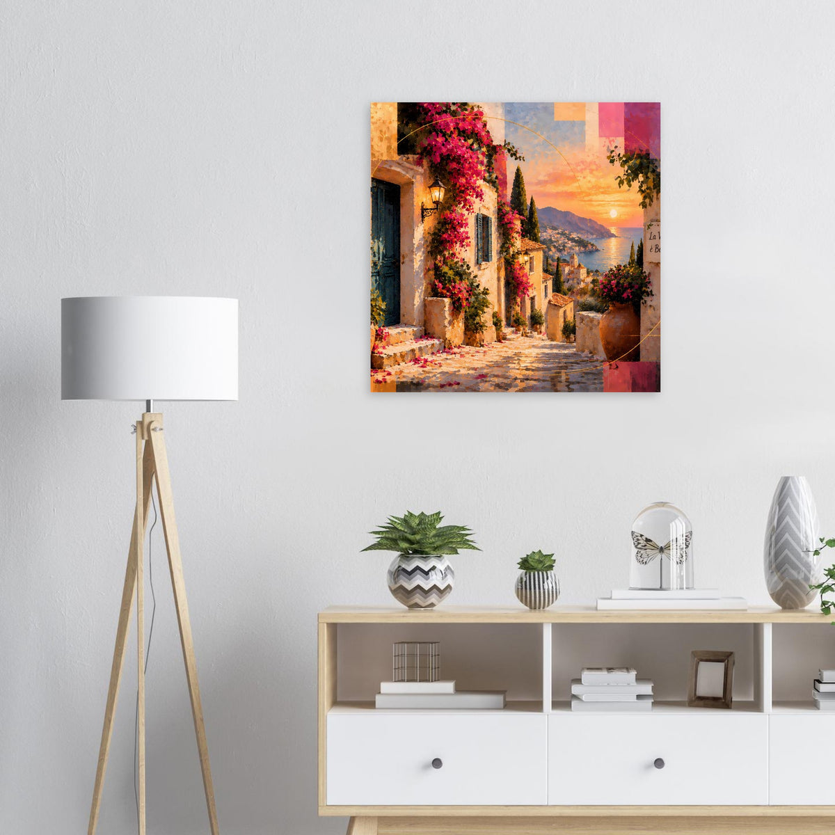 Gerahmtes Poster mit mediterraner Gasse, pinken Blumen an Fassaden, Sonnenuntergang