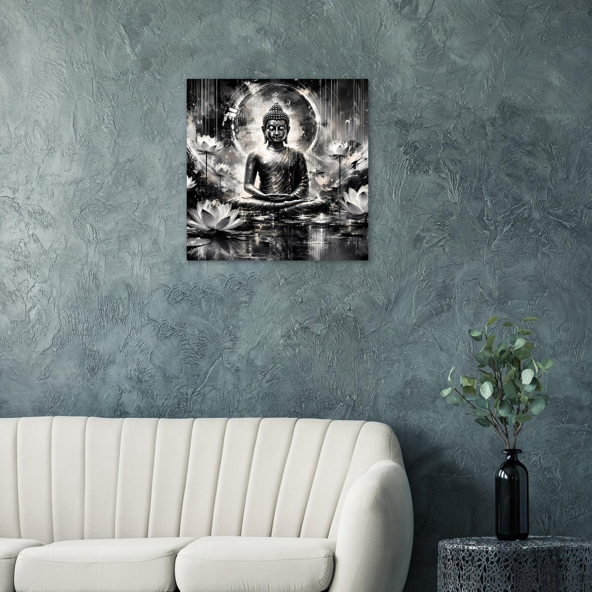 Kunstposter mit Buddha-Figur in Meditationshaltung, schwarz-weiß, Aura über Wasserfläche