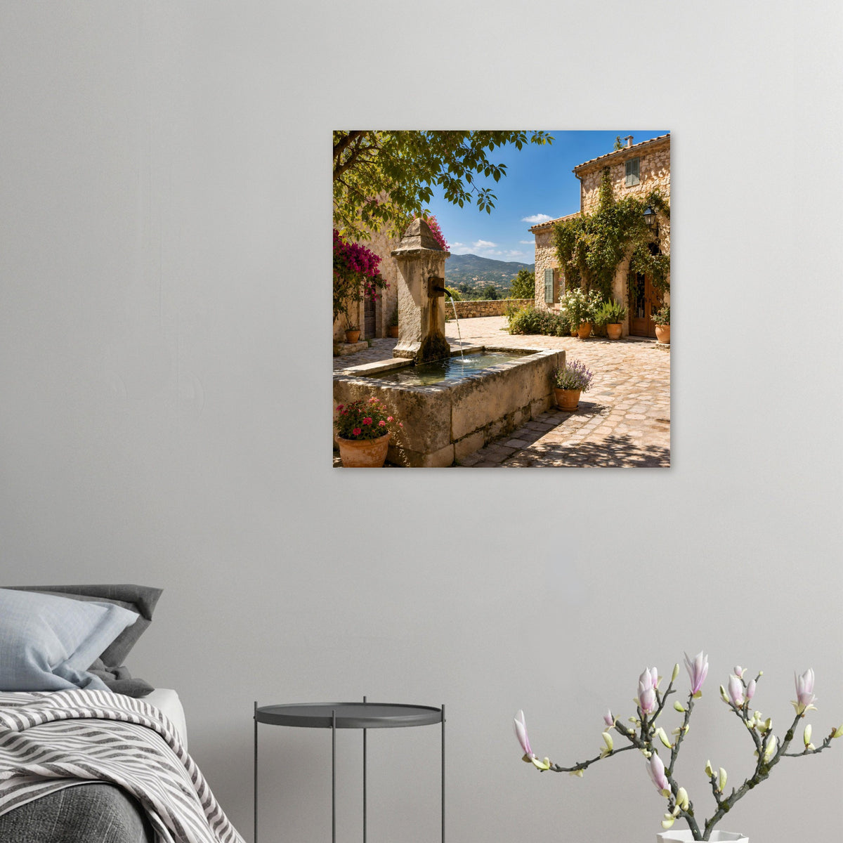 Mediterranes Brunnen-Poster: Steinfontäne mit Wasser und Hofkulisse im Rahmen