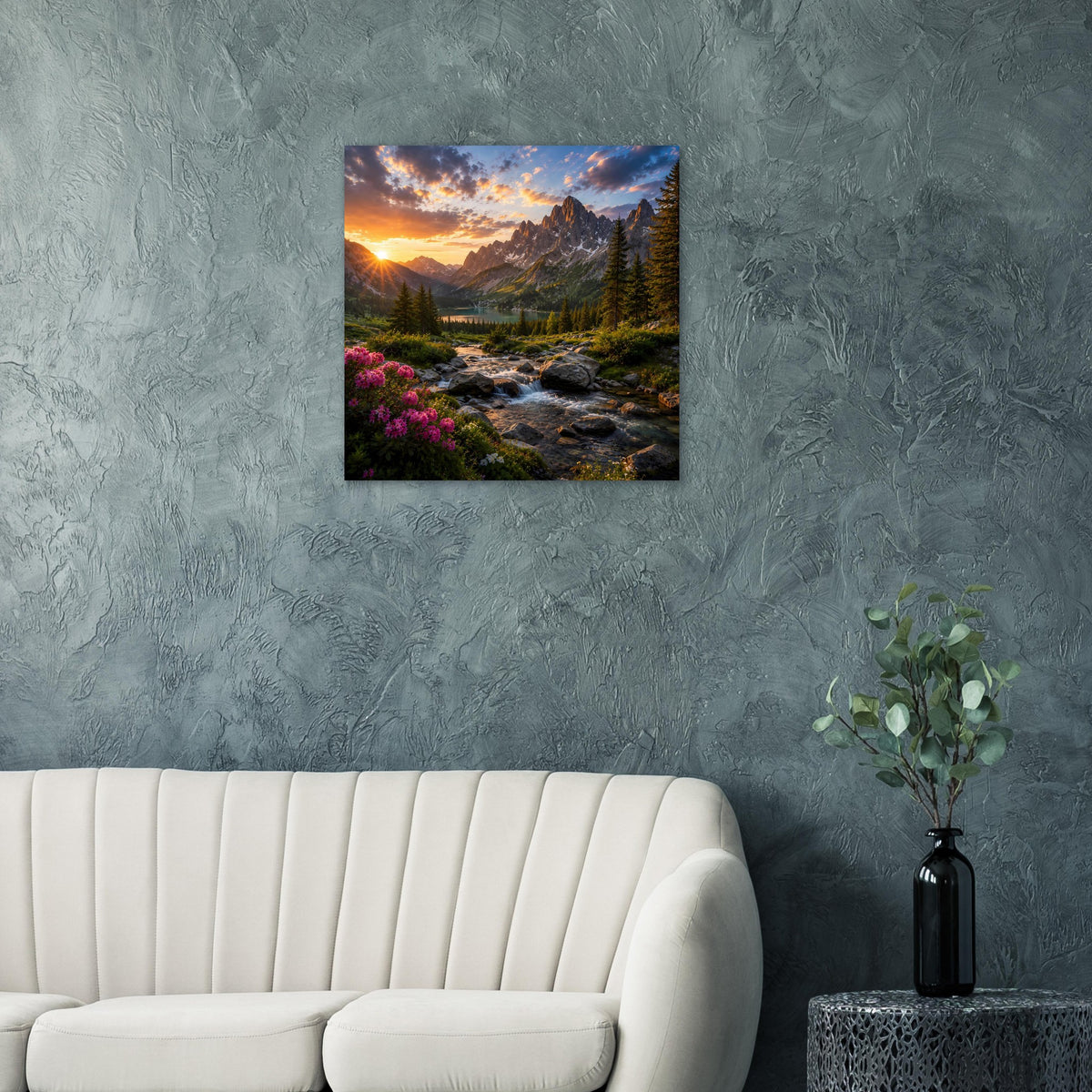 Quadratisches Poster: Bergpanorama bei Sonnenaufgang, Bach mit Felswegen und Nadelwald