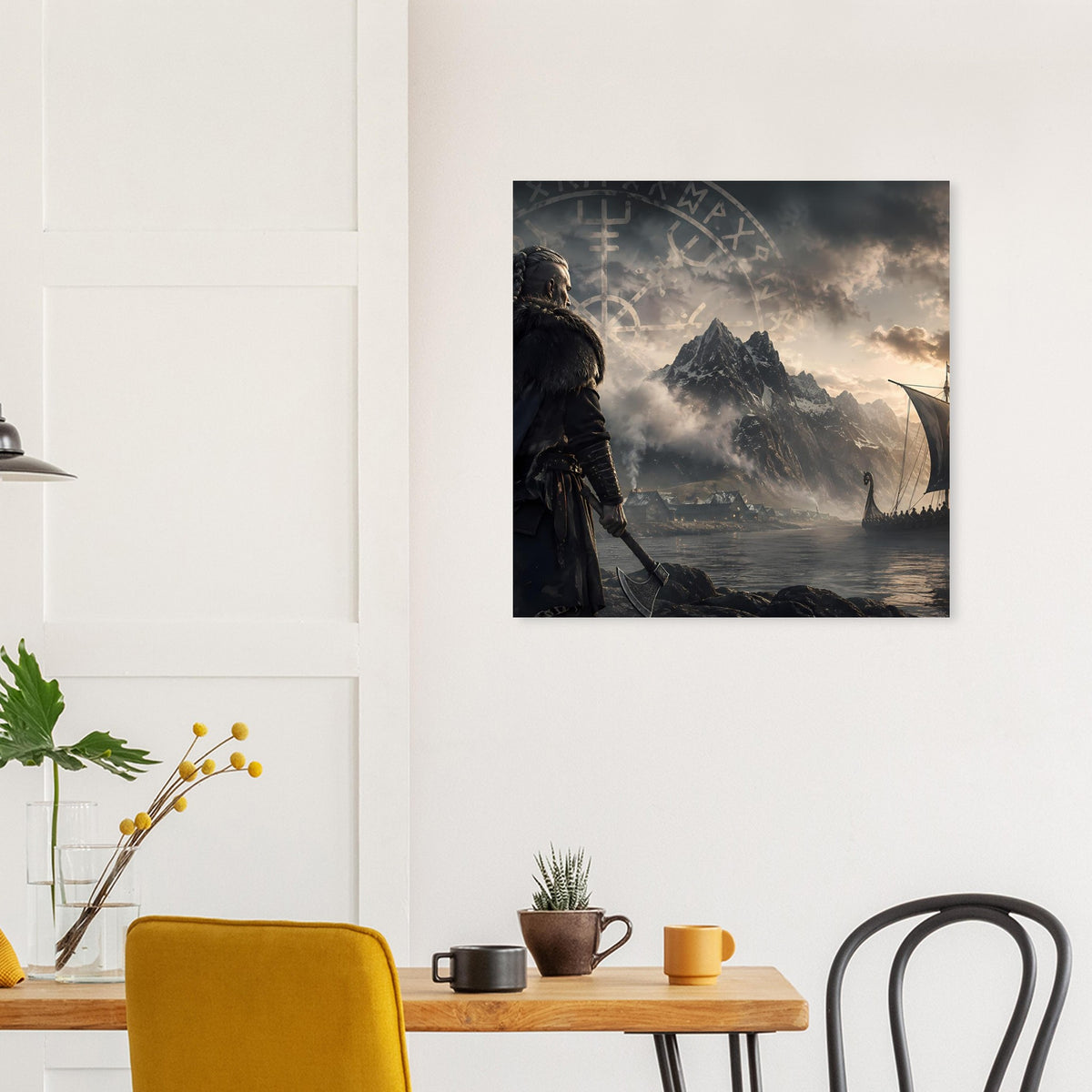 Wandposter mit Wikingerkrieger, Langschiff und Runenstab über wolkigem Fjord