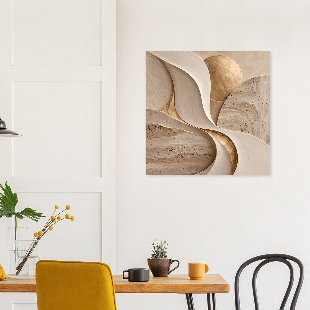 Kunstposter mit abstrakter Goldlinien-Textur auf sandbeigem Hintergrund