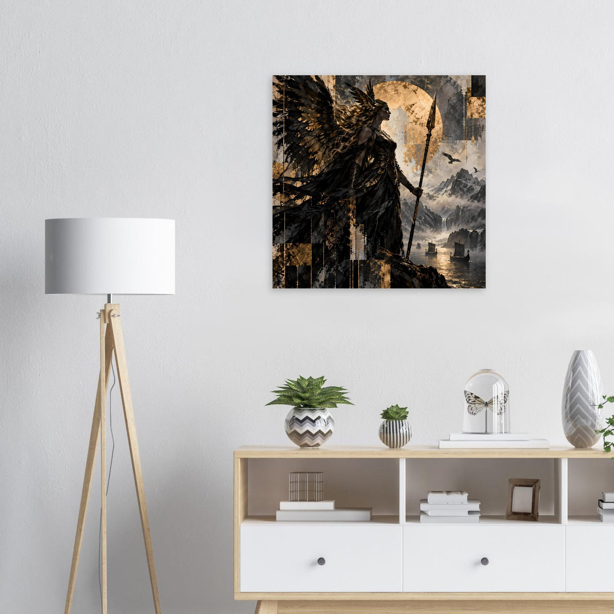 Quadratisches Poster: schwarze Kriegerin mit Flügeln und Speer vor gold-schwarzem Himmel