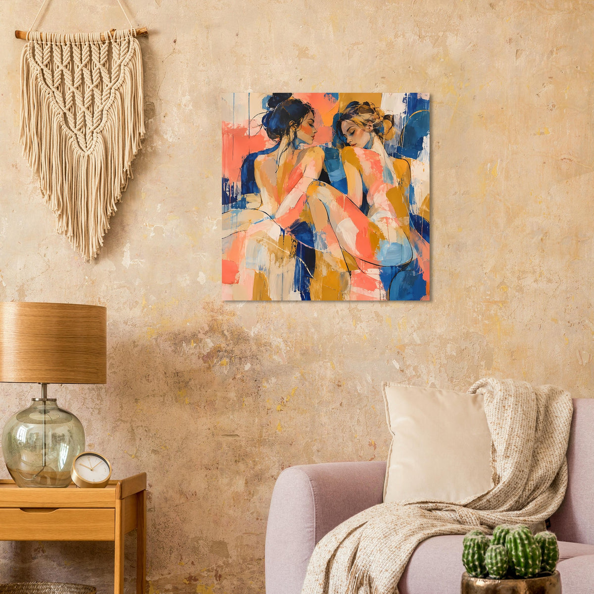 Quadratisches Kunstposter mit zwei abstrakten Frauenfiguren in Blau und Koralle