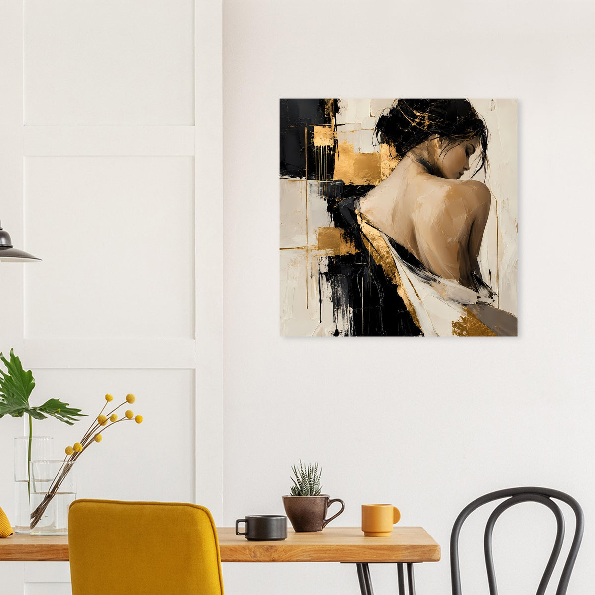 Abstraktes Damenportrait-Poster mit goldenen Spritzern, beiger Figur und schwarzen Flächen