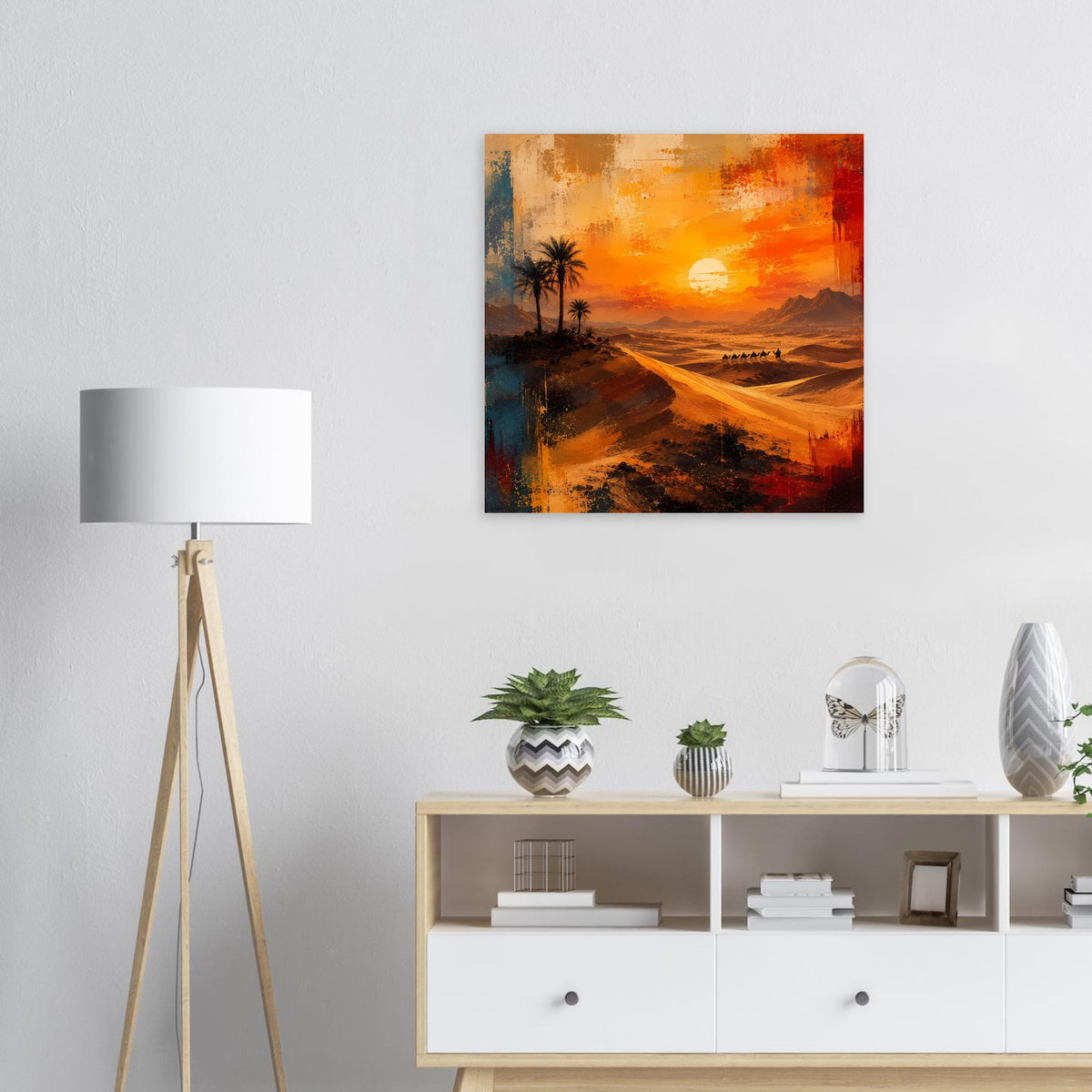 Quadratisches Poster: Wüste mit Palmen, Karawane und orangefarbenem Sonnenuntergang.