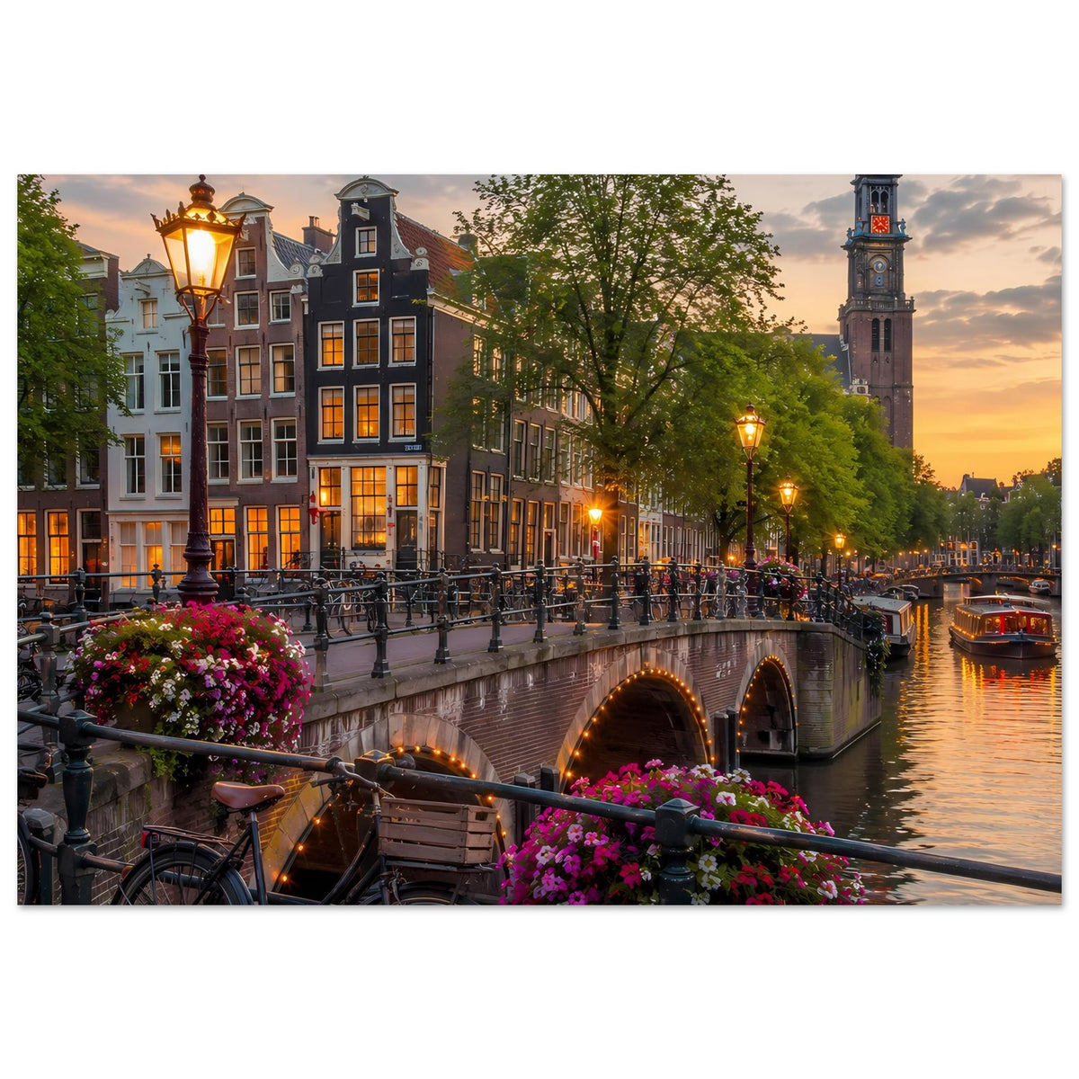 Poster mit Amsterdam-Kanalabendlicht, Steinbrücke, Turm, Laternen und Blumen am Geländer